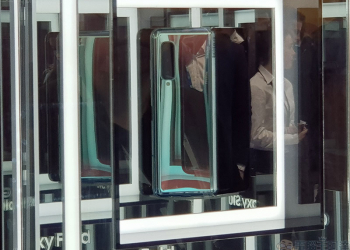 三星 Galaxy Fold 折疊手機 傳出螢幕問題，官方表示將確認發生原因