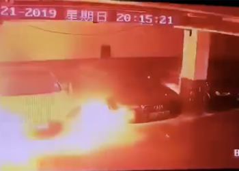 上海一台 Tesla 在地下停車場突然起火自燃 ，現正調查中（有監視畫面影片）