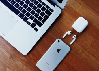 傳 Apple 年底還會再推兩款新 AirPods，一款有著重大改變 - 電腦王阿達