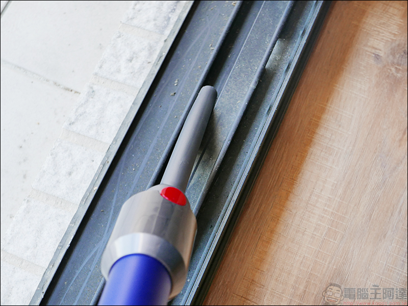 Dyson V11 Absolute 開箱 、評測、評價 最強無線吸塵器再進化，吸力更強、新增螢幕更實用 - 電腦王阿達