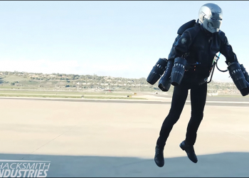 國外神人 改造鋼鐵人頭盔 ，加上視訊鏡頭完成度超高