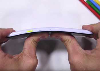 Google Pixel 3a 耐用性測試 即便用力彎機身，也無損壞且輕鬆復原 - 電腦王阿達