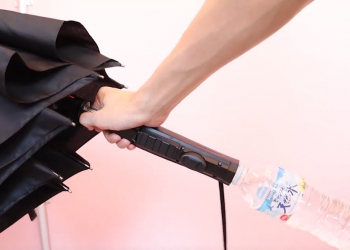 Thanko「 fan brella 」這支傘讓人潮到出水又清涼