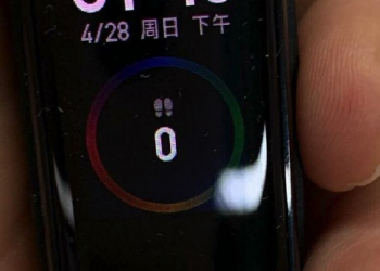 疑似小米手環 4 的實機照片現身！確定為彩色螢幕，充電點移至底部 - 電腦王阿達