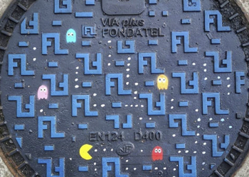 超可愛， 藝術家把人孔蓋塗改成了小精靈的遊戲畫面