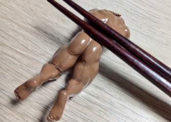 日本繪師製作「 男子筋肉筷架 」遐想姿勢蔚為討論話題