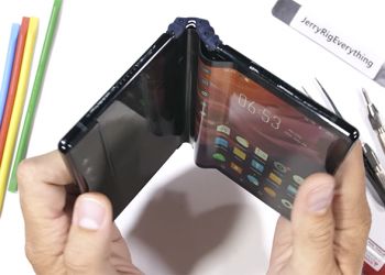 反折會怎樣？ 折疊螢幕手機暴力測試 來了！