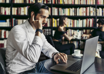 義大利廠商推出 骨傳導手環 「Get」，將手指插入耳朵即可聆聽