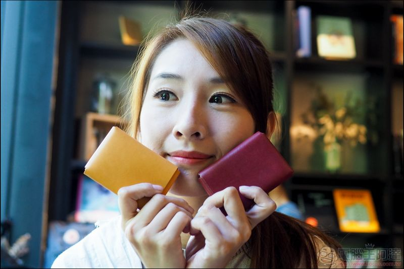 0.7 Wallet 雙面感應卡夾 極致輕薄，再多卡片刷卡也不手忙腳亂