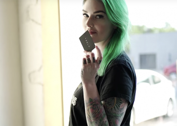 你有多愛車？ 有人在手臂植入 Tesla Model 3 晶片鑰匙