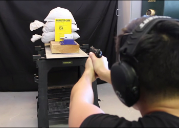 Apple Card 隱藏新用途 ？國外 YouTuber 實測竟可抵擋子彈穿越！