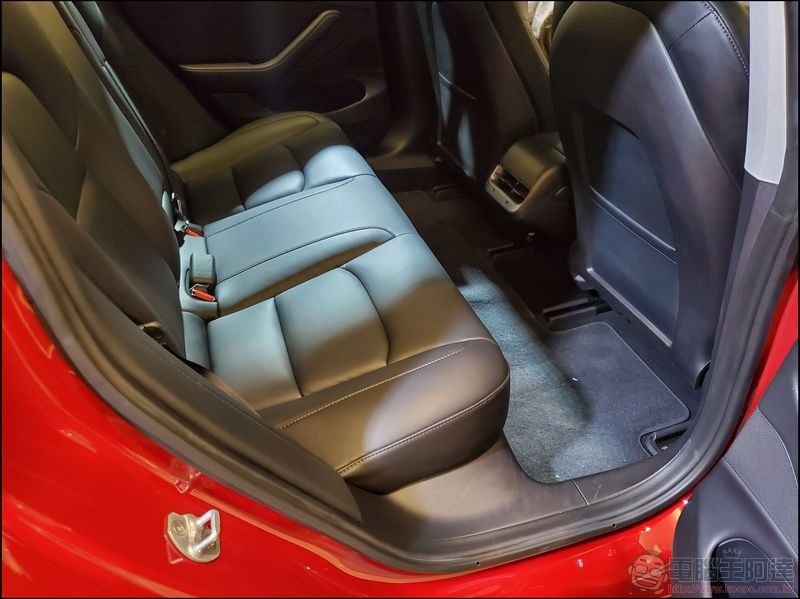 TESLA Model 3 -26