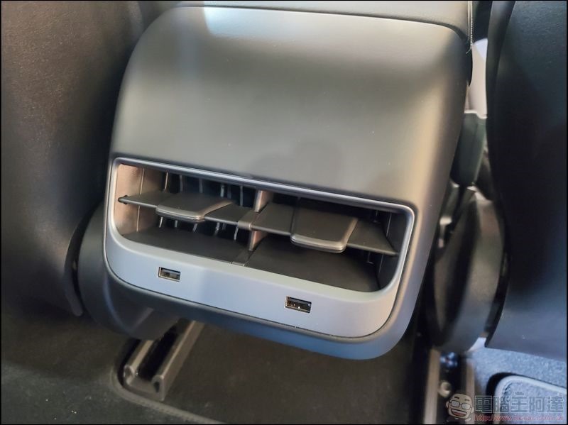 TESLA Model 3 -31