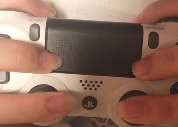 居然有這種操作？女玩家用 AC持ち 打電動打出網路討論熱度