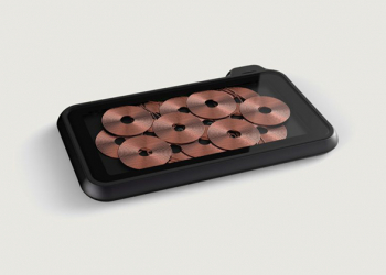 Zens Liberty 無線充電板 ，內建 16 組線圈，任一位置皆可進行無線充電