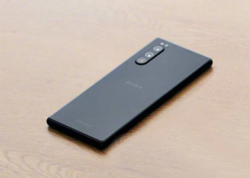 疑似 Sony Xperia 系列新機實照流出 ， 方正外型與 21：9 的延續