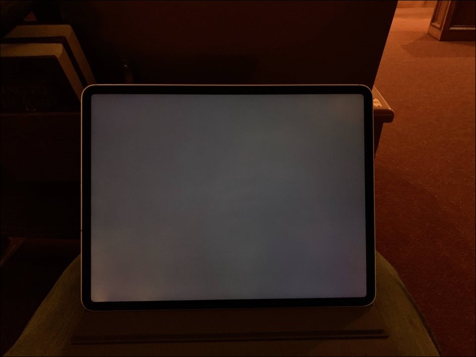 Backlight-Bleeding-iPad