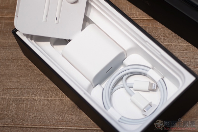 iPhone 11 / iPhone 11 Pro Max 開箱 體驗（同場加「貼」: 膜斯密碼 imos 3D 康寧玻璃 + 全機包膜） - 電腦王阿達