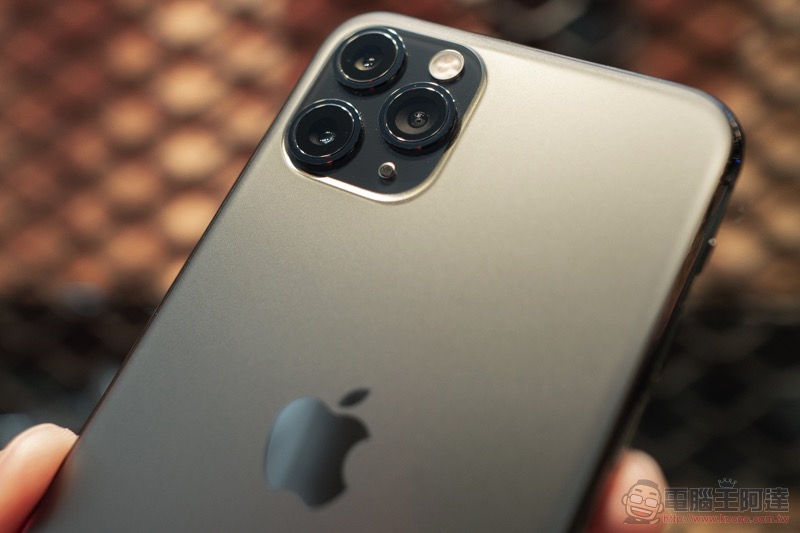 iPhone 11 / iPhone 11 Pro Max 開箱 體驗（同場加「貼」: 膜斯密碼 imos 3D 康寧玻璃 + 全機包膜） - 電腦王阿達