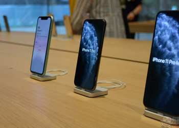 iPhone 11 系列開賣領貨首日，民眾冒雨排隊大搶利多