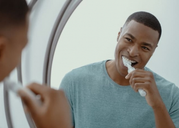 Encompass 標榜 20 秒就能刷乾淨牙齒的電動牙刷，一次清潔一整排 - 電腦王阿達