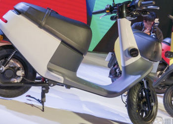 單電池款 Gogoro VIVA 動手玩 ：集輕巧於一身的綠牌 PBGN 電動車
