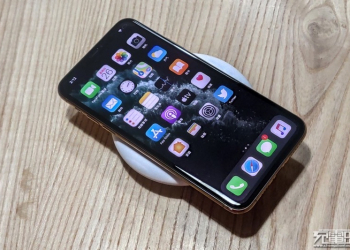 iOS 13.1 被發現限制第三方無線充電器的速度，從原本的 7.5W 快充降成只能 5W - 電腦王阿達