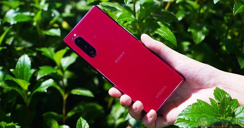 Sony Xperia 5 Plus 渲染圖曝光：配備 6.6 吋 21:9 比例 OLED 螢幕、三鏡頭主相機搭配 ToF 鏡頭與經典的方正機身設計 - 電腦王阿達