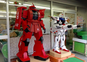 高手在蔬果店！ 從鋼彈、龍貓到小小兵都用瓦楞紙箱打造