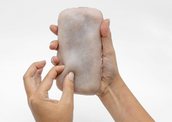 摸起來很像皮膚的手機保護套 Skin-on，讓你用揉捏、搔抓來進行觸控