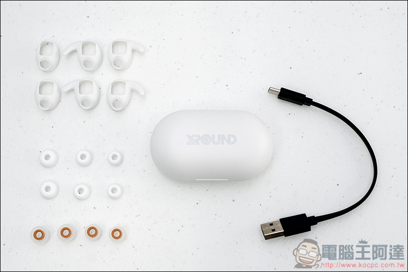 VERSA 真無線藍牙耳機 開箱、體驗 同場加映 XROUND 無線快充充電板 - 電腦王阿達
