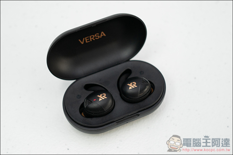 VERSA 真無線藍牙耳機 開箱、體驗 同場加映 XROUND 無線快充充電板 - 電腦王阿達