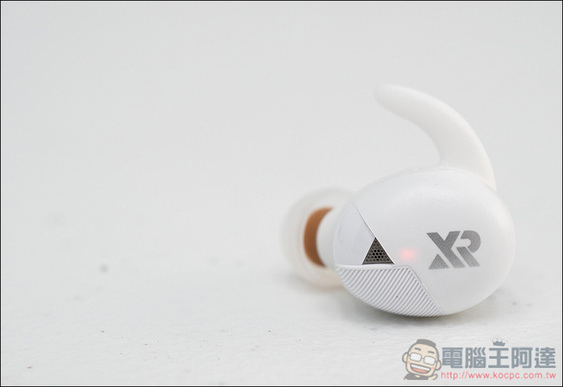 VERSA 真無線藍牙耳機 開箱、體驗 同場加映 XROUND 無線快充充電板 - 電腦王阿達