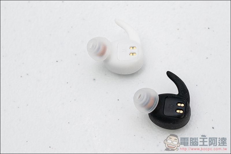 VERSA 真無線藍牙耳機 開箱、體驗 同場加映 XROUND 無線快充充電板 - 電腦王阿達