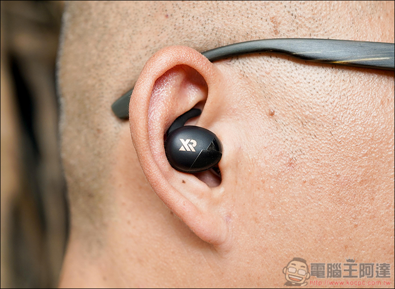 VERSA 真無線藍牙耳機 開箱、體驗 同場加映 XROUND 無線快充充電板 - 電腦王阿達