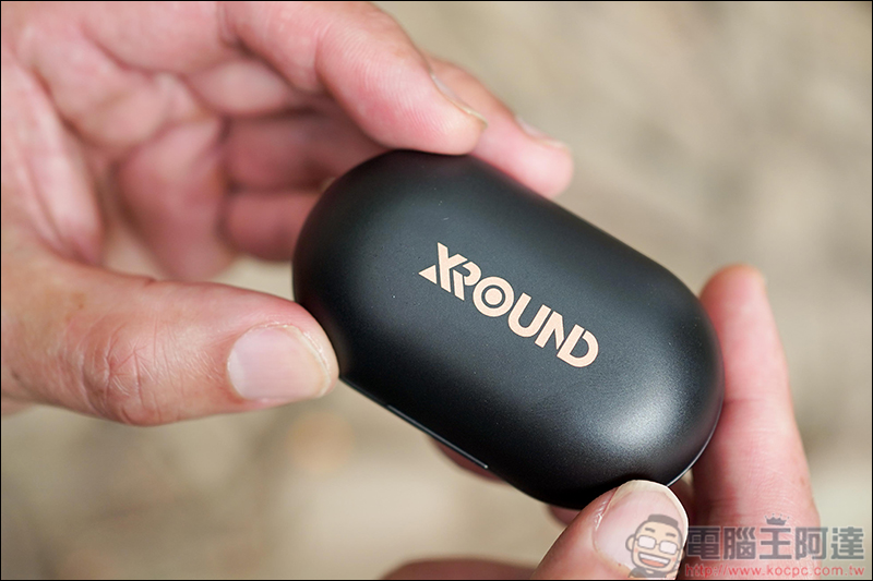 VERSA 真無線藍牙耳機 開箱、體驗 同場加映 XROUND 無線快充充電板 - 電腦王阿達