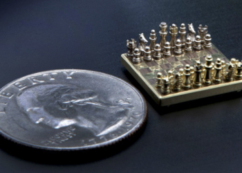 來看看破金氏世界紀錄的「 世界最小西洋棋組 」有多迷你