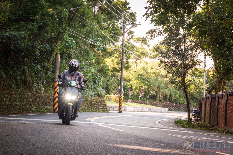 宏佳騰 Ai-1 Sport 黑隱特仕版 實測報告 ：讓人瞬間上癮的智慧電車 - 電腦王阿達