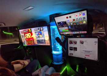 國外 Uber 司機改造後座，行動娛樂中心來也！