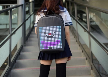 Pixoo像素發光電腦背包 開箱 要什麼圖案文字跑馬自己做，保證不撞包 - 電腦王阿達