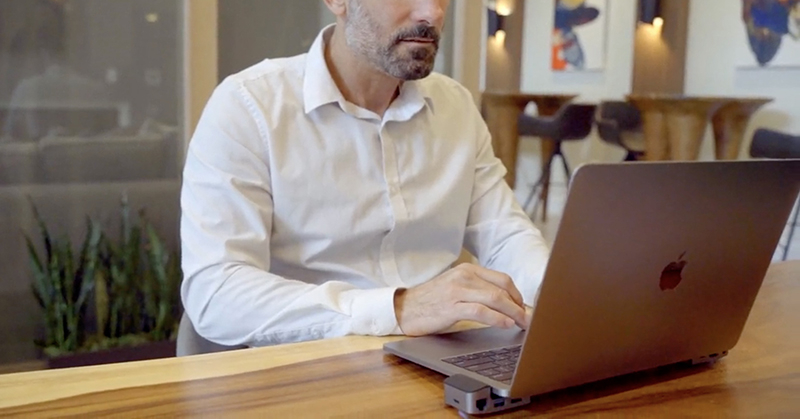 JoyDuo 推出 MacBook Pro 專屬 USB-C Hub 筆電支架 ：豐富擴充介面兼具支架機能