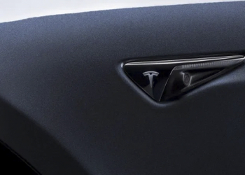 Tesla 內建鏡頭立大功 ，被車主用來證明自己並無違規