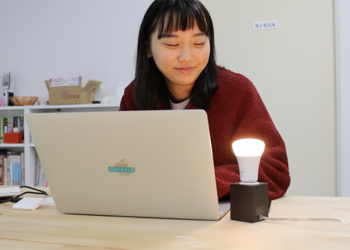 日本女發明家藤原麻里菜最新無用力作：有人分手就會閃閃發亮的燈