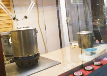 日本遊樂場居然有 拉麵夾娃娃機 ？原來是混在機台當中的拉麵攤 - 電腦王阿達