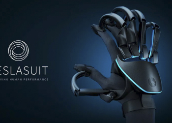 Teslasuit VR 手套 不僅看起來超有科幻風，更能讓你感受到虛擬物件