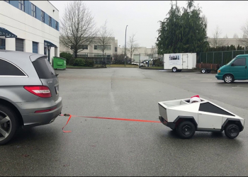 迷你版Tesla Cybertruck ？國外超狂老爸親手為孩子打造 Cybertruck 電動車，還能拖動賓士 R-Class 實車