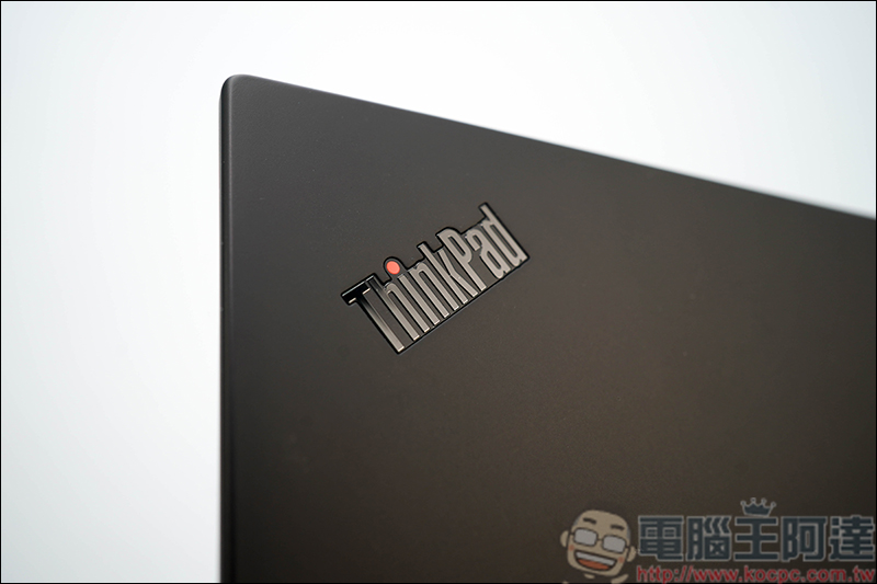 Lenovo ThinkPad X1 Carbon 7th 開箱，只有一公斤出頭的高效能軍規Ultrabook - 電腦王阿達