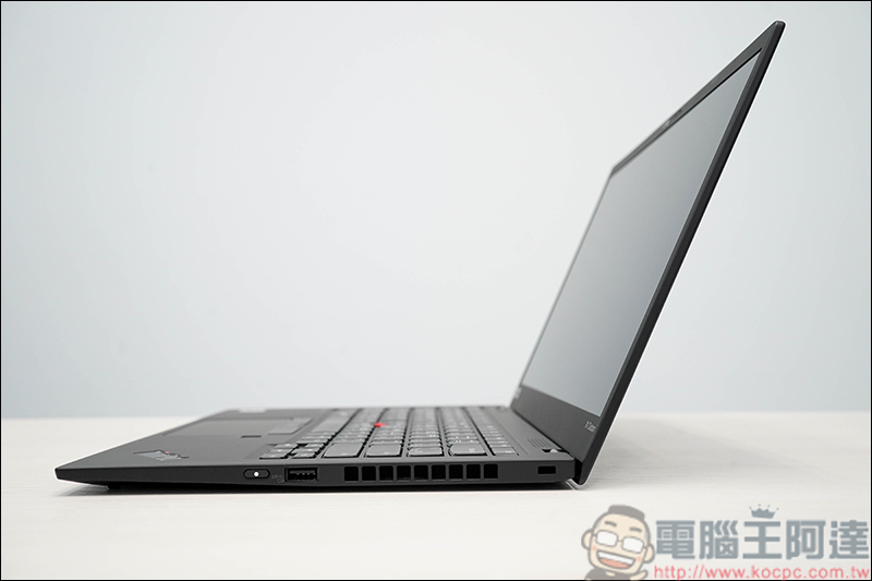 Lenovo ThinkPad X1 Carbon 7th 開箱，只有一公斤出頭的高效能軍規Ultrabook - 電腦王阿達
