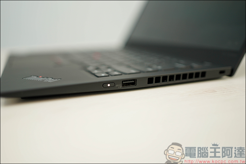Lenovo ThinkPad X1 Carbon 7th 開箱，只有一公斤出頭的高效能軍規Ultrabook - 電腦王阿達