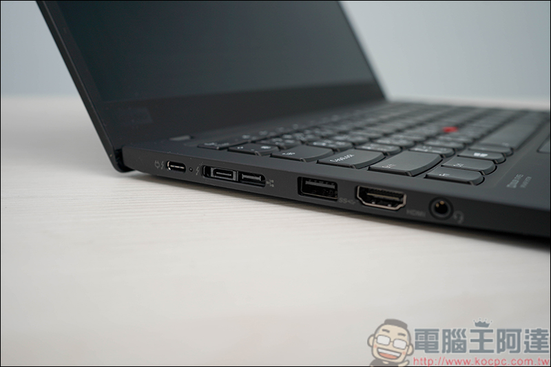Lenovo ThinkPad X1 Carbon 7th 開箱，只有一公斤出頭的高效能軍規Ultrabook - 電腦王阿達